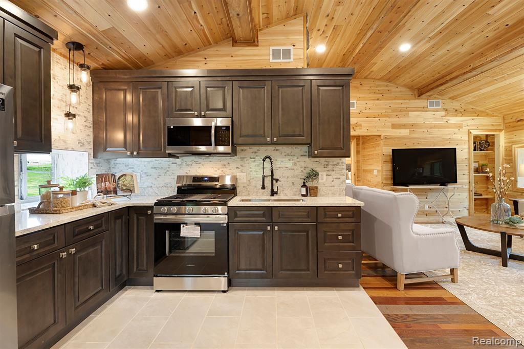 8760 HYNE Road, Brighton, MI 48114 — Photo 7