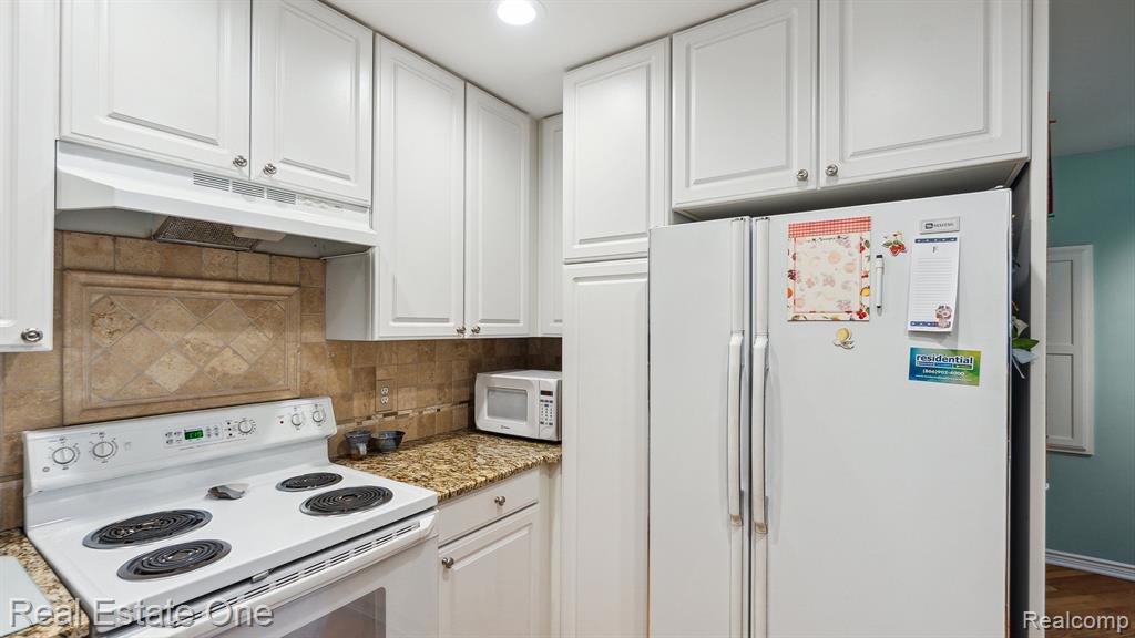741 RED MAPLE Lane, Wixom, MI 48393 — Photo 24