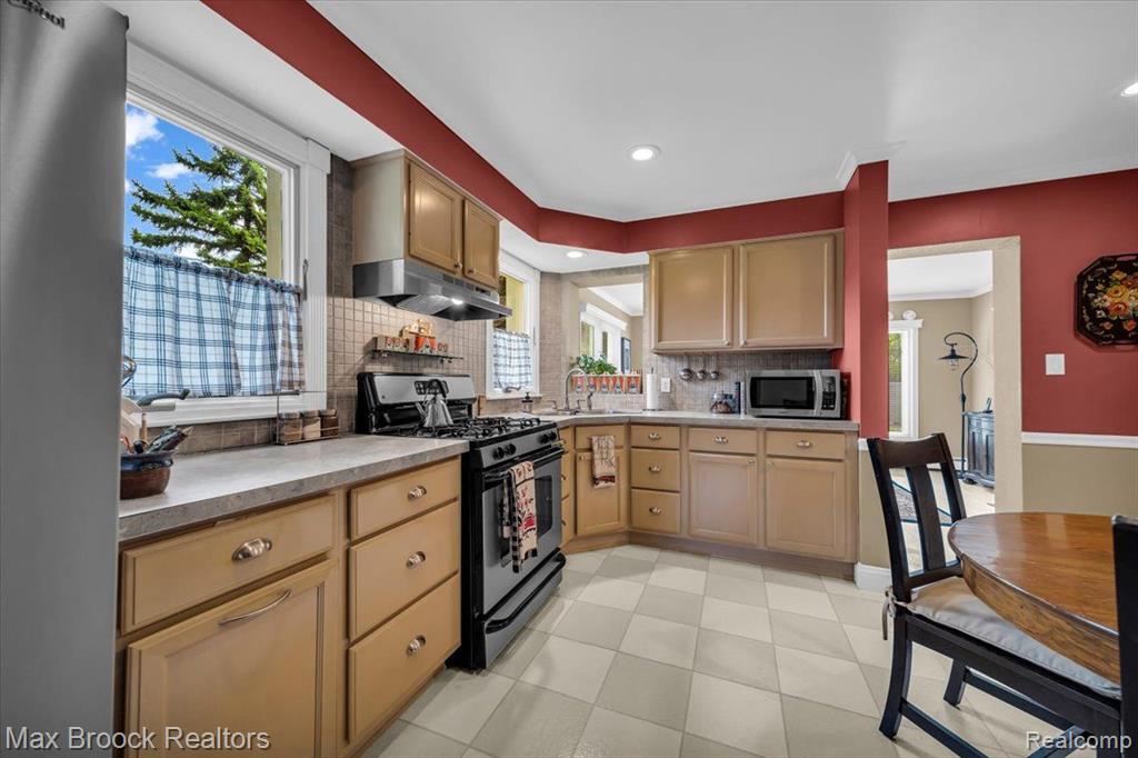 710 HARTLAND Drive, Troy, MI 48083 — Photo 8