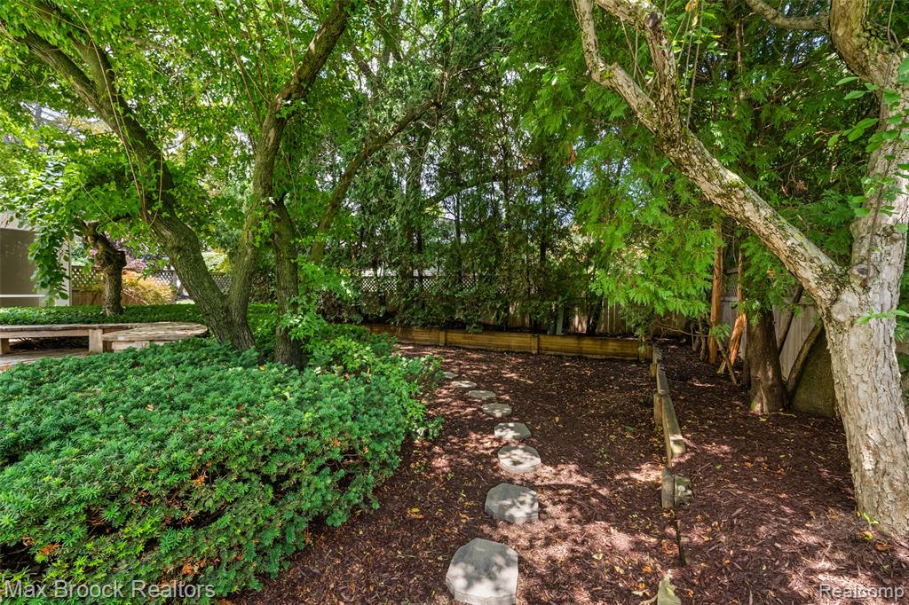 4525 Valleyview Drive, West Bloomfield, MI 48323 — Photo 34