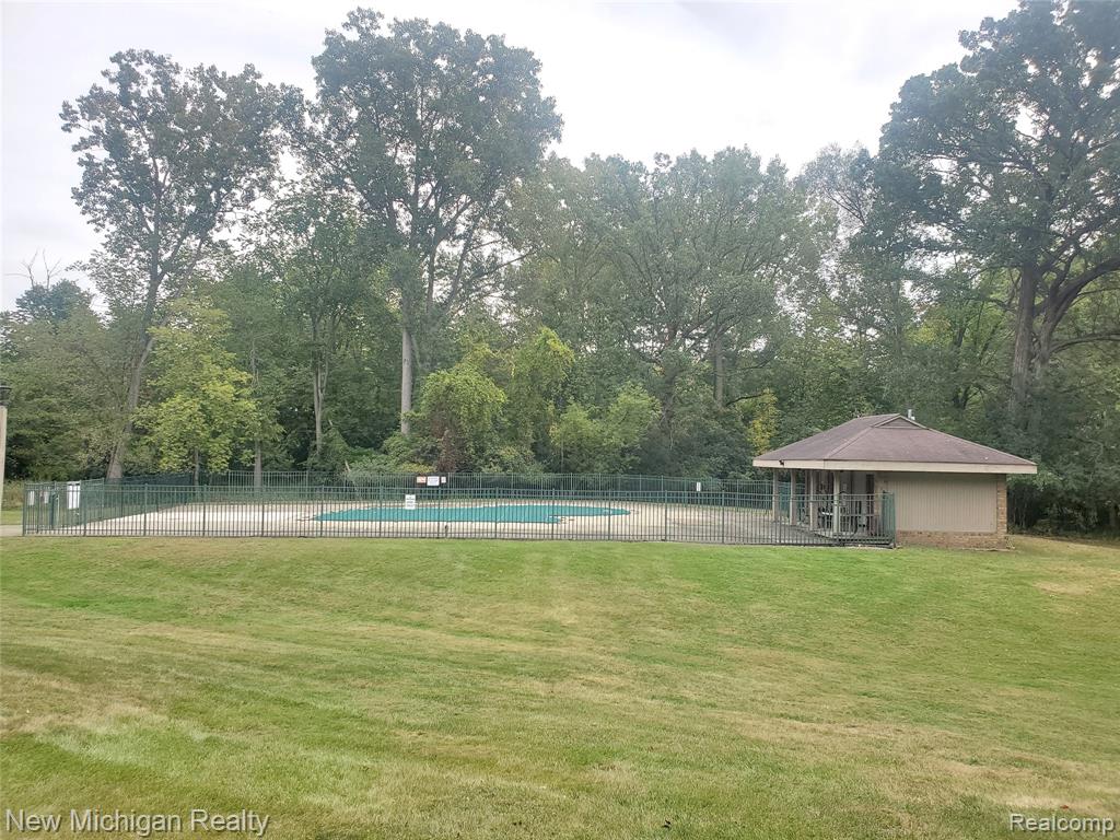 673 Oakbrook W, Rochester Hills, MI 48307 — Photo 35