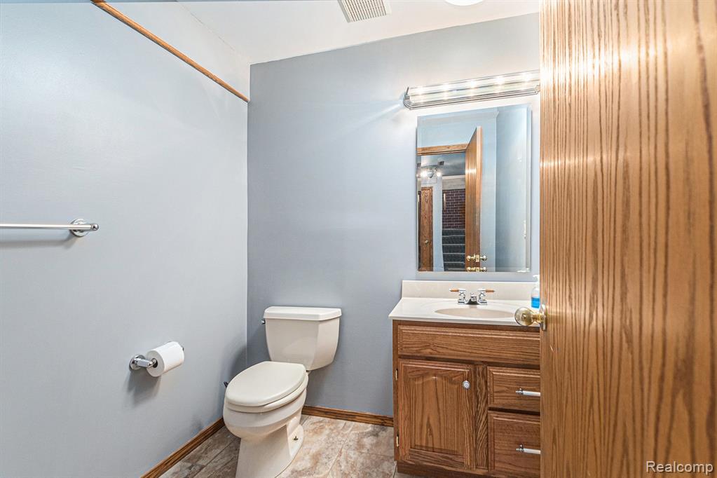5102 FOXPOINT Circle, Midland, MI 48642 — Photo 24