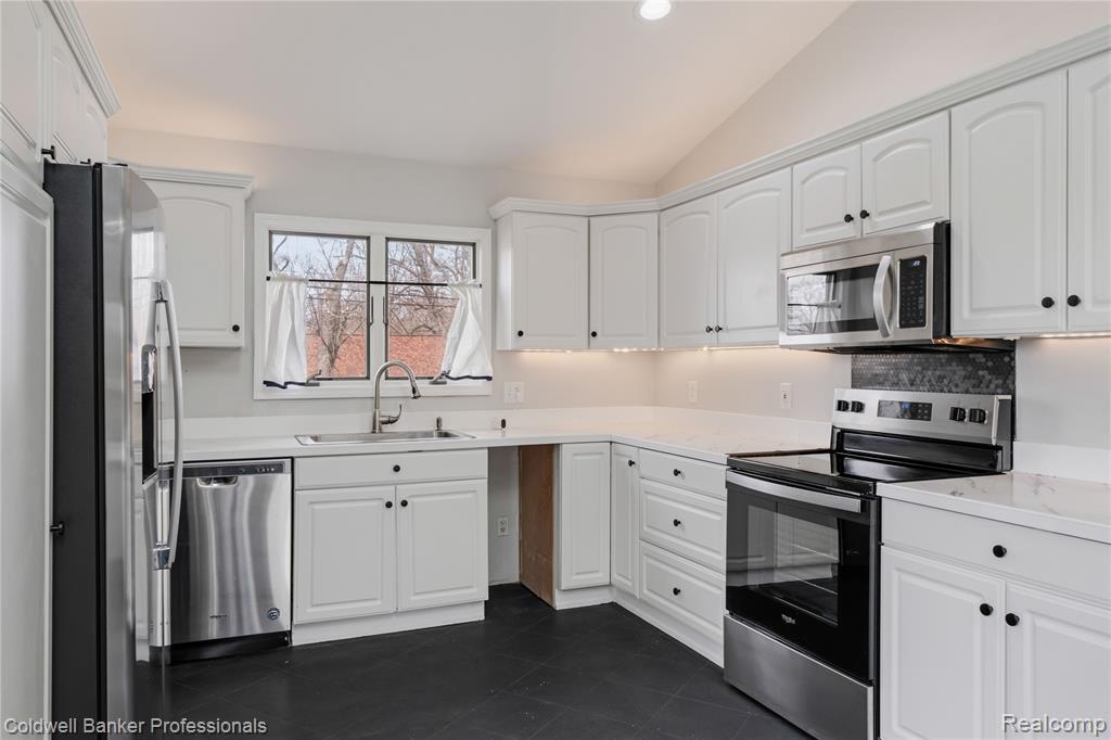 4015 Green Lake Road, West Bloomfield, MI 48324 — Photo 12