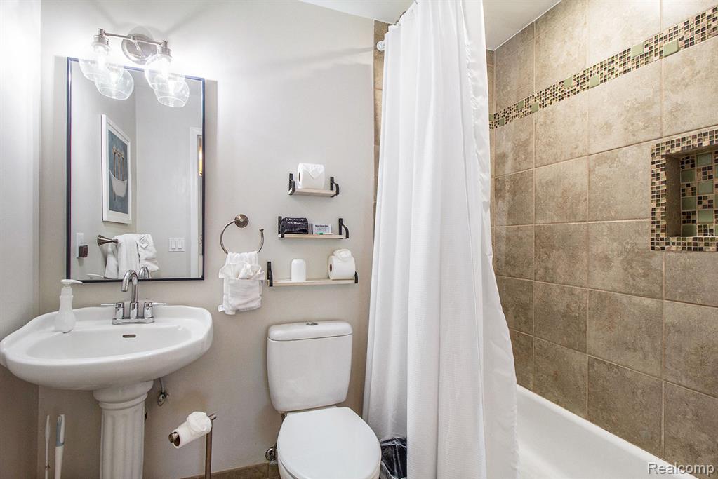 155 N Main Street, Clarkston, MI, 00000