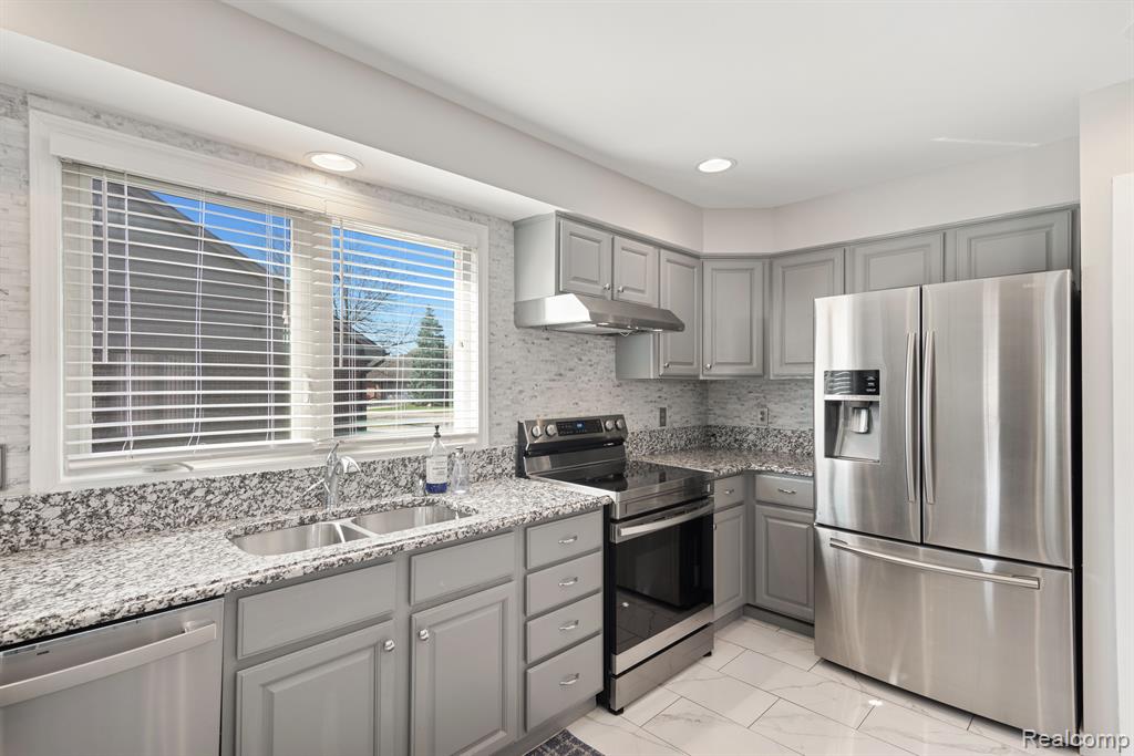 45800 MEADOWS Circle W, Macomb, MI 48044 — Photo 10
