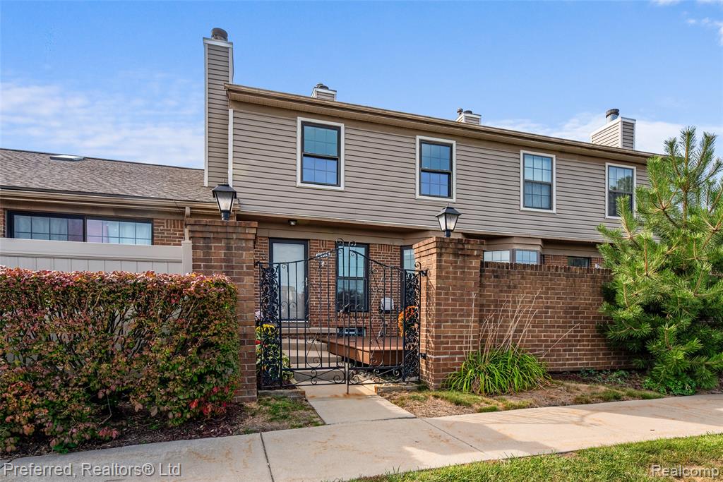 30998 W Country W, 187, Farmington Hills, MI 48331 — front exterior