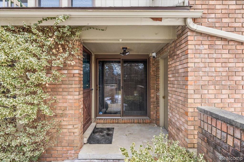 1570 S HILL Boulevard, Bloomfield Hills, MI 48304 — Photo 4