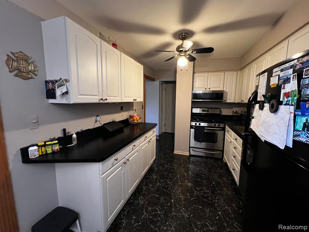 8514 HAMPSHIRE Drive, Sterling Heights, MI 48313 — Photo 16