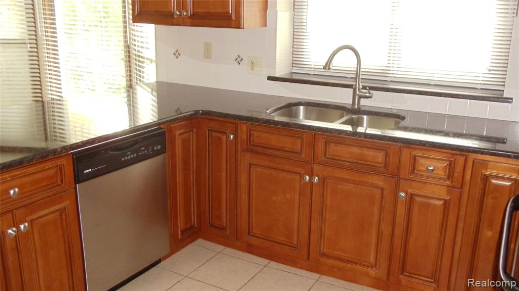396 Shellbourne Drive, Rochester Hills, MI 48309 — Photo 2
