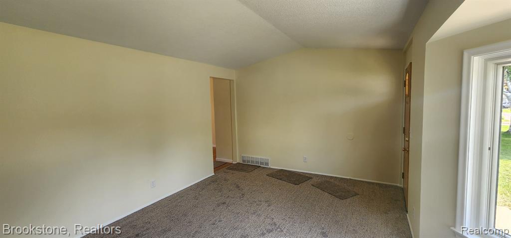 9272 ELAINE Drive, Swartz Creek, MI 48473 — Photo 5