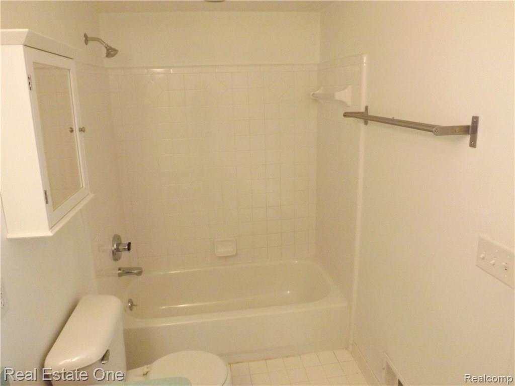 4066 COVENTRY Drive, Rochester Hills, MI 48326 — Photo 28