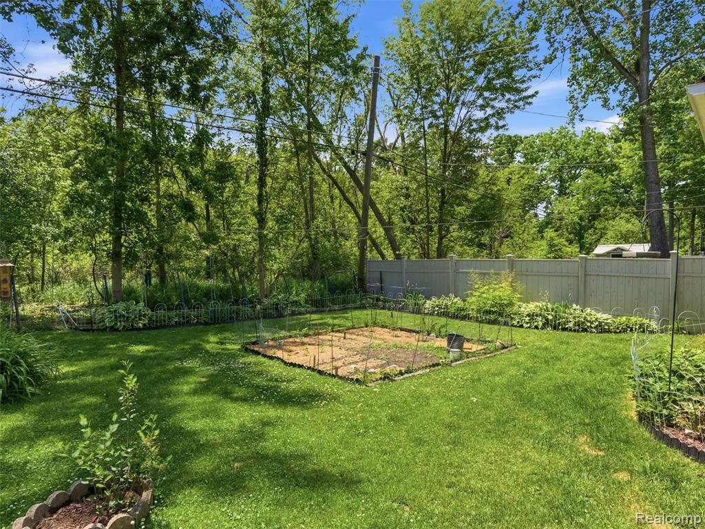 5565 Crescent Road, Waterford, MI 48327 — Photo 30