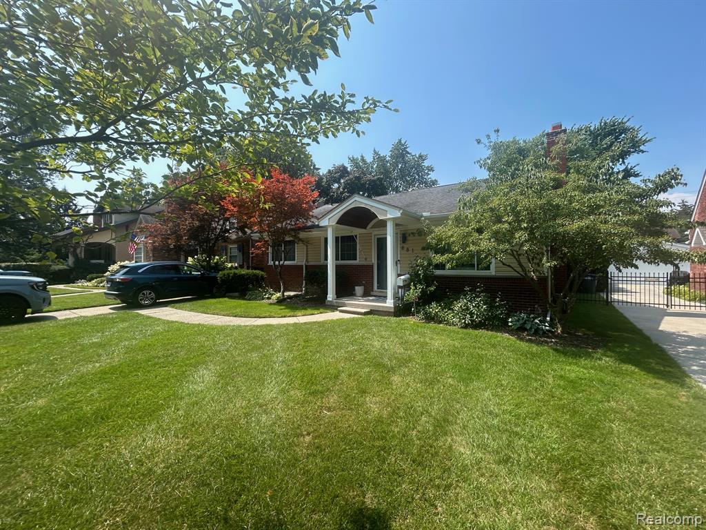 881 Lincoln Road, Grosse Pointe, MI 48230 — Photo 2