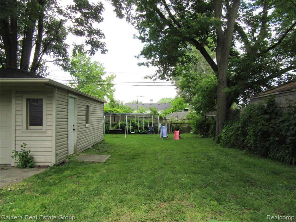 933 E Dallas Avenue, Madison Heights, MI 48071 — Photo 22