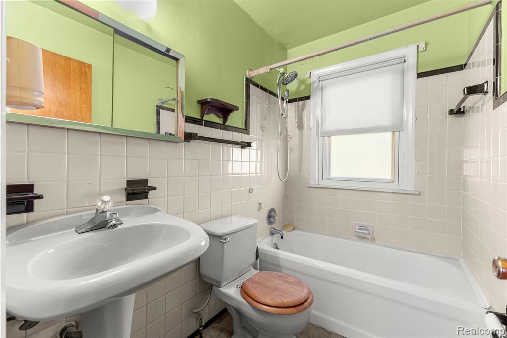 6810 Robinson Avenue, Allen Park, MI 48101 — Photo 16