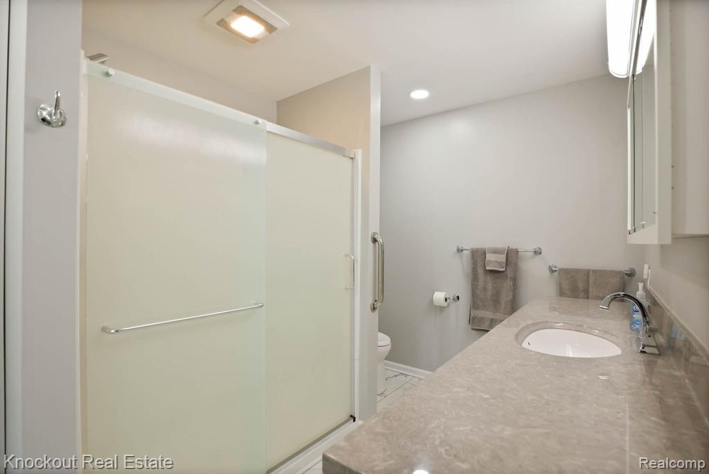 9350 OAKMONT Drive, Grand Blanc, MI 48439 — Photo 33
