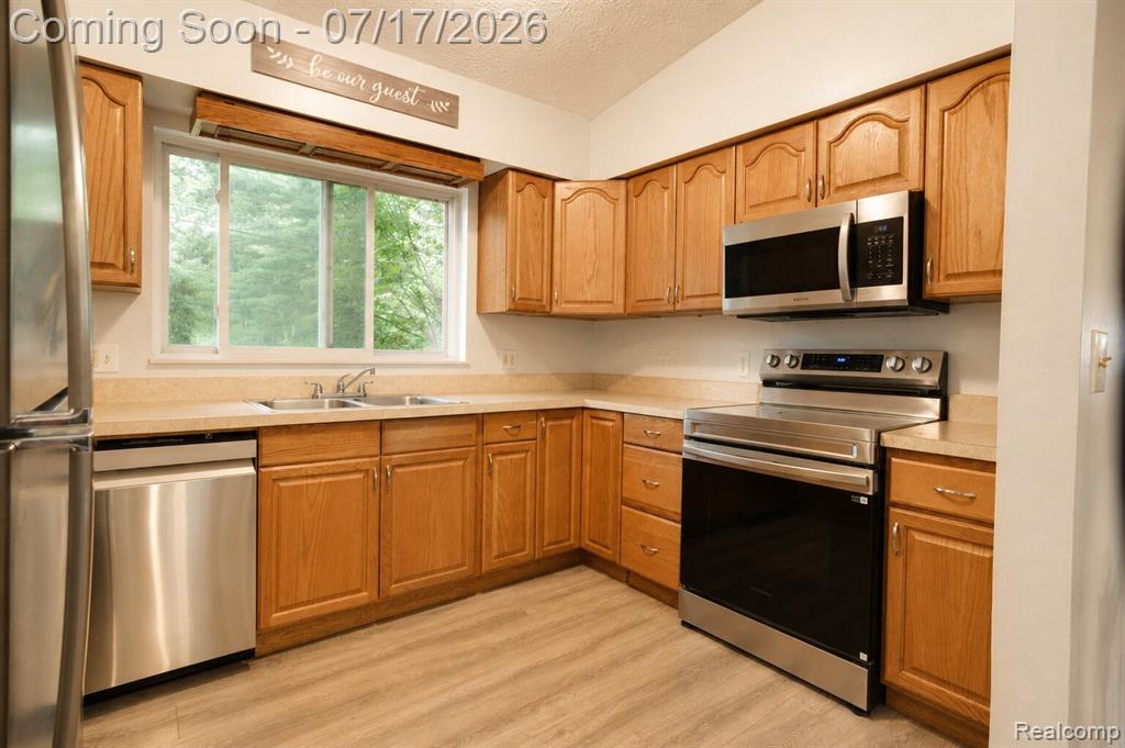 5535 Lake Vista Drive, Waterford, MI 48327 — Photo 6
