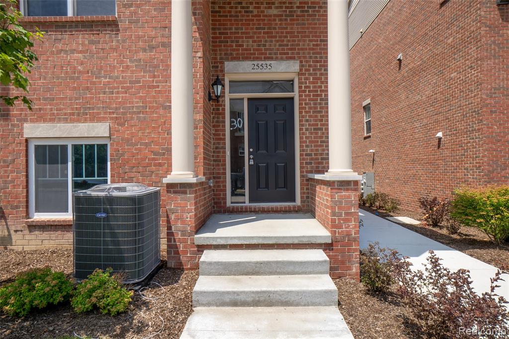 25566 Grandview Lane, 37, Novi, MI — Photo 2