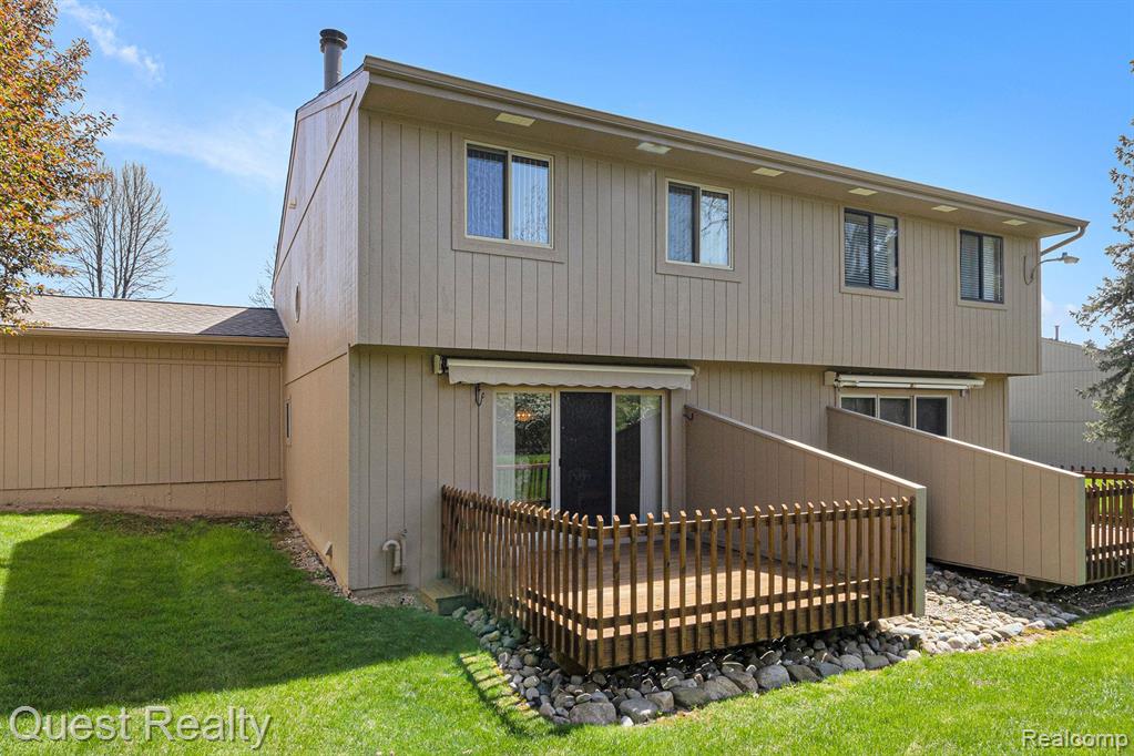 7897 MEADOW Drive, Waterford, MI 48329 — Photo 37