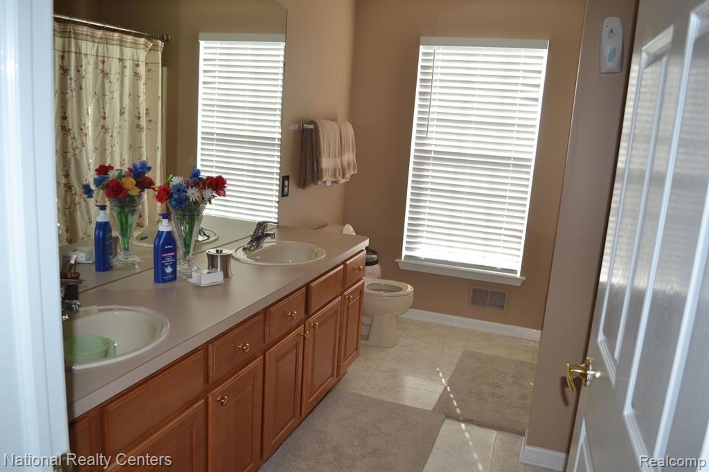 8290 HUMMINGBIRD Drive, Ypsilanti, MI 48197 — Photo 12