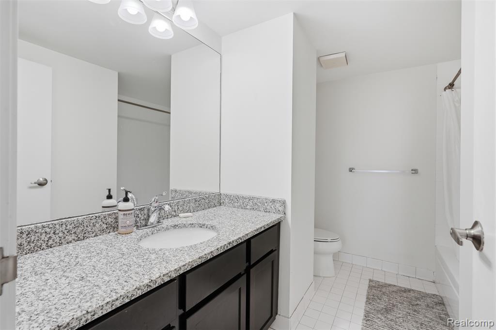 250 E Harbortown Drive, 404, Detroit, MI 48207 — Photo 21