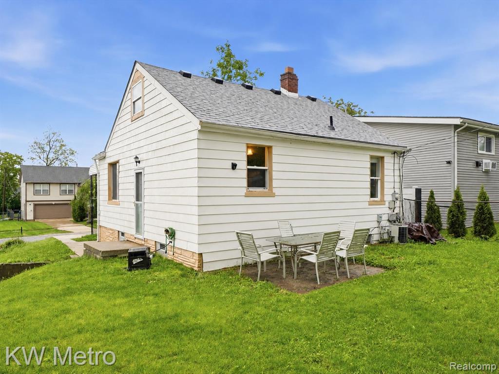 612 S Winding Drive, Waterford, MI 48328 — Photo 11