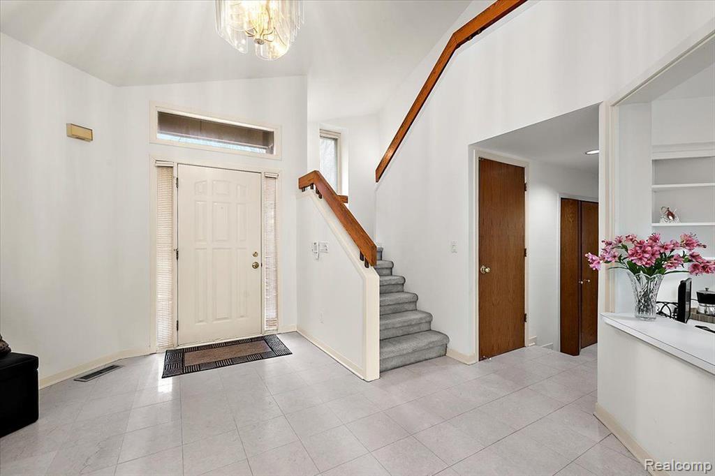 5385 POND BLUFF Drive, West Bloomfield, MI 48323 — Photo 5