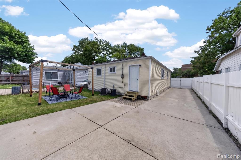 985 E Jarvis Avenue, Hazel Park, MI 48030 — Photo 18