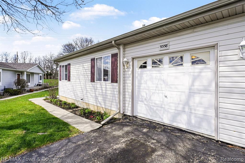 9358 Parkview Circle, Grand Blanc, MI 48439 — Photo 25