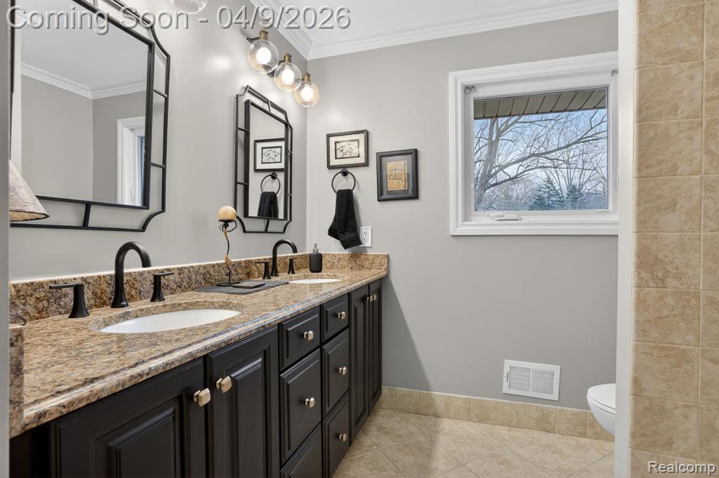 341 Ridgewood Road, Rochester, MI 48306 — Photo 44