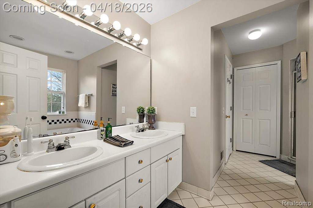 1133 Walloon Way, Lake Orion, MI — Photo 32