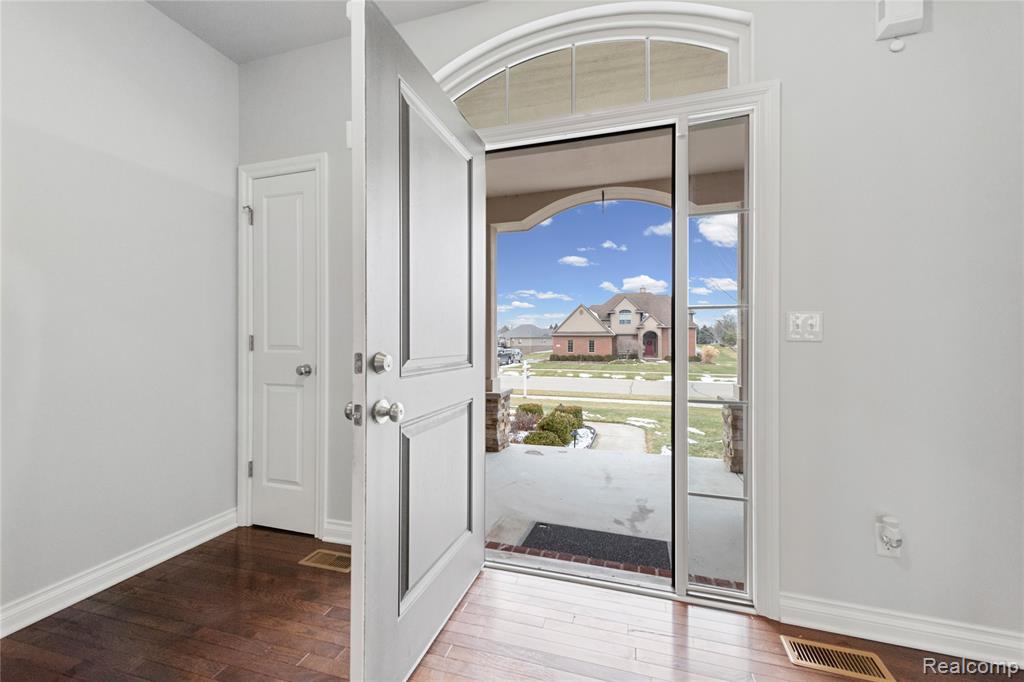 801 Watersmeet Drive, Oxford, MI 48371 — Photo 15