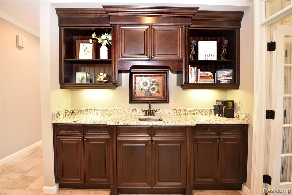 5687 GREENHILL Drive, Troy, MI 48098 — Photo 18