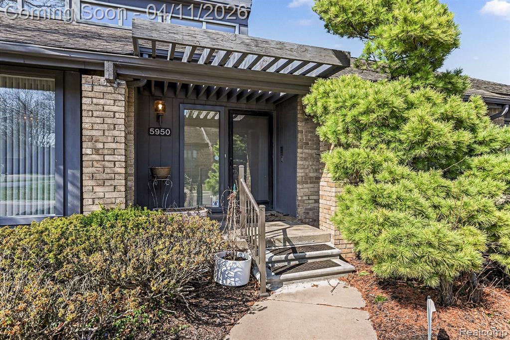 5950 Pinetree Drive, West Bloomfield, MI — Photo 3