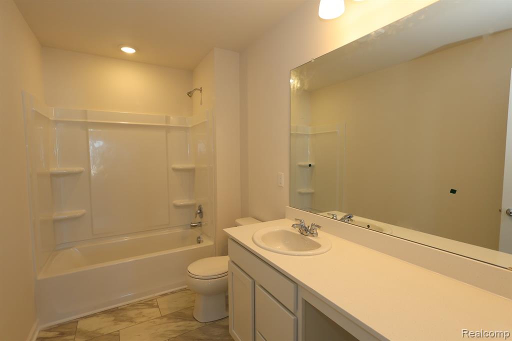 439 Hidden River W, Holly, MI 48442 — Photo 10
