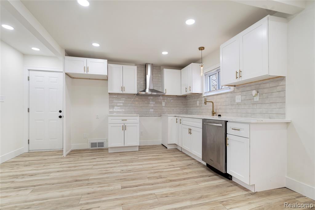 20075 Washtenaw Street, Harper Woods, MI 48225 — Photo 17
