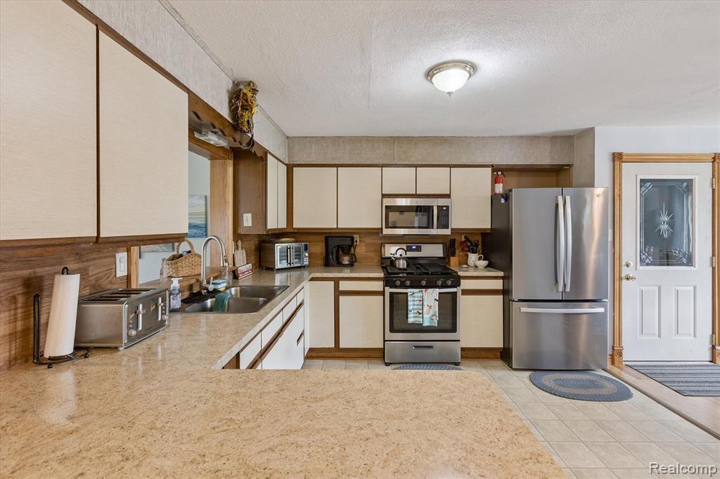 8260 Birch Run Road, Millington, MI 48746 — Photo 12