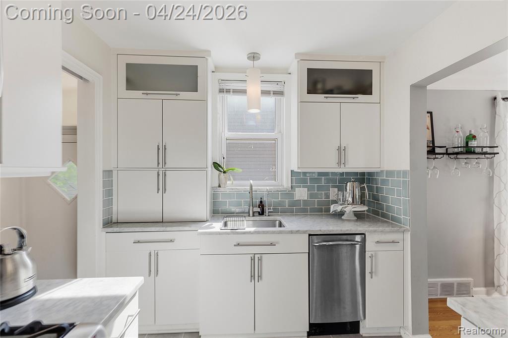 8570 Troy Street, Oak Park, MI 48237 — Photo 8