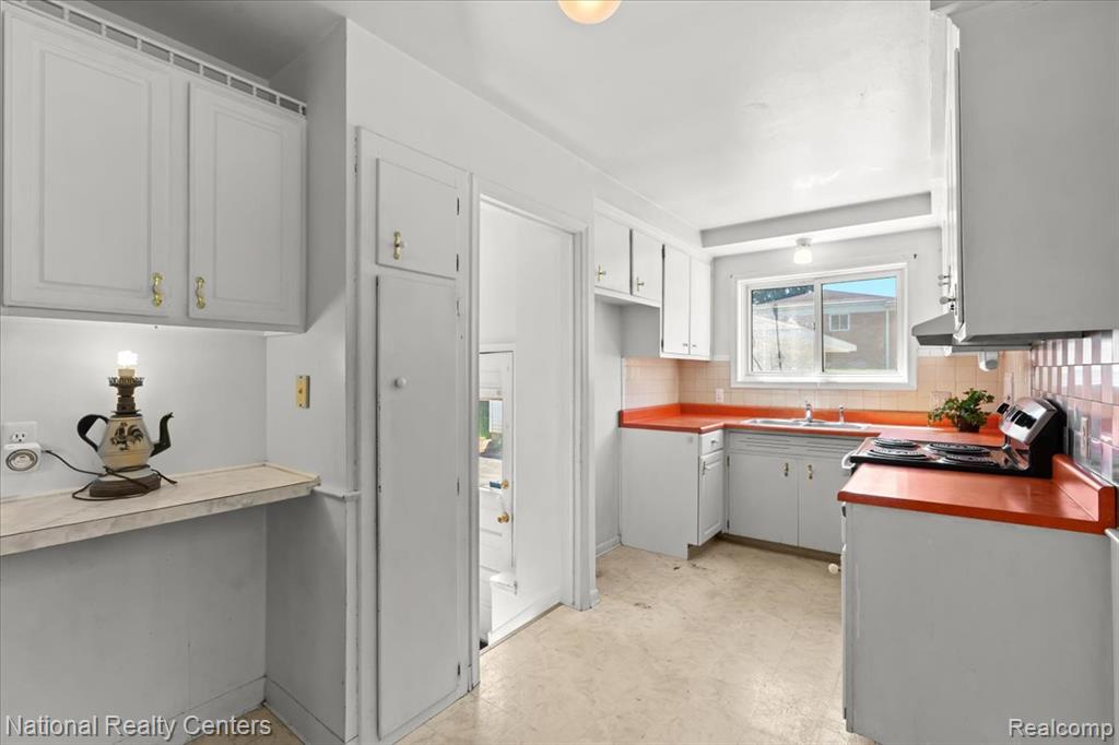 861 Squire Lane, Milford, MI 48381 — Photo 16