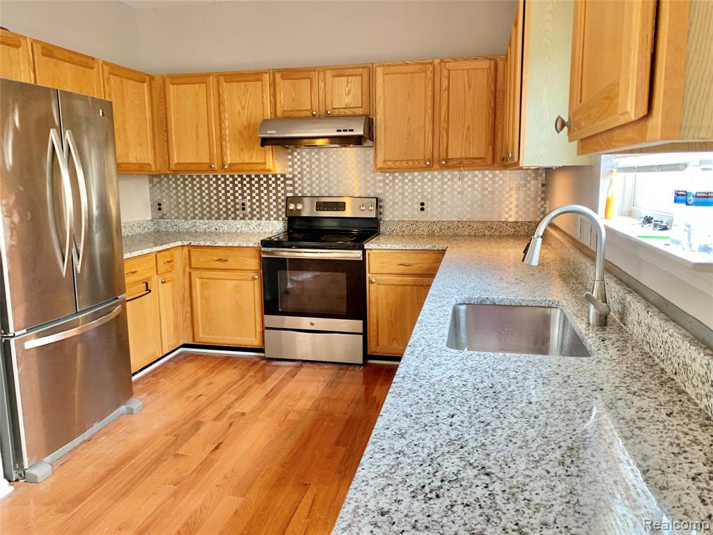 4797 CARRINGTON Drive, Rochester Hills, MI 48306 — Photo 9