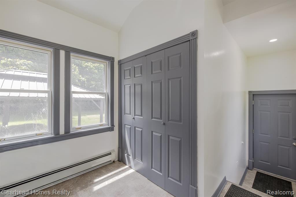 6296 Elizabeth Lake Road, Waterford, MI 48327 — Photo 38