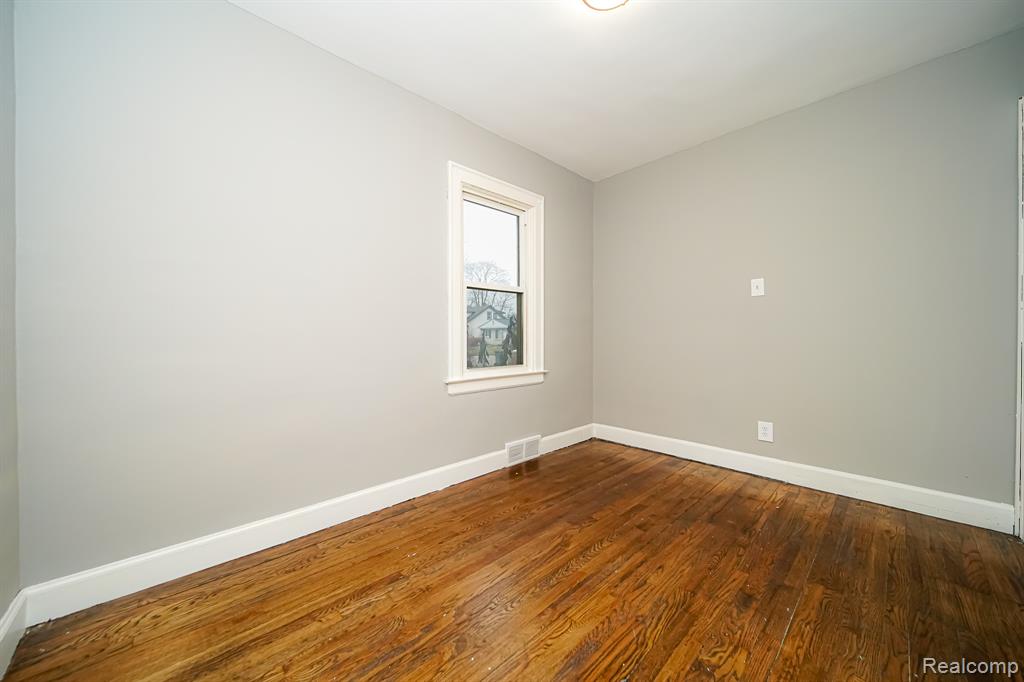 74 W BERNHARD Avenue, Hazel Park, MI 48030 — Photo 35