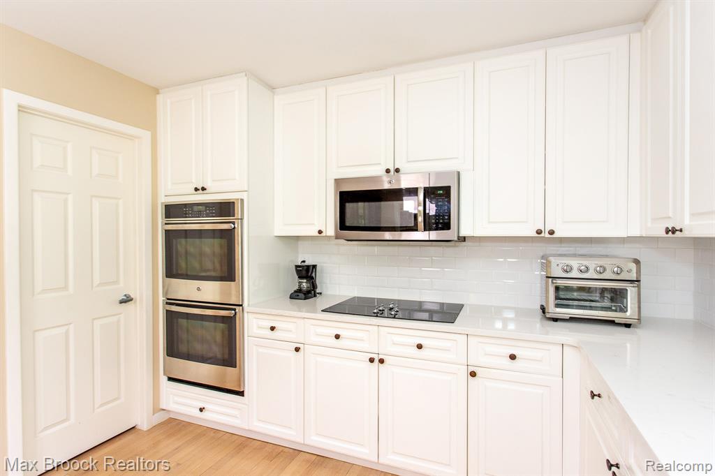 6524 Pleasant Lake Court, West Bloomfield, MI — Photo 24