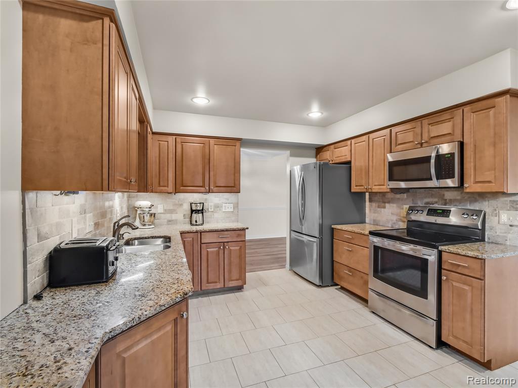 7113 Elmhurst, West Bloomfield, MI — Photo 18