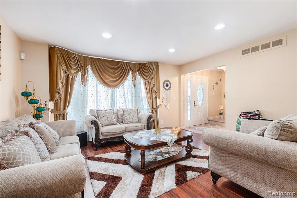 4810 Benjamin Drive, Sterling Heights, MI 48310 — Photo 4