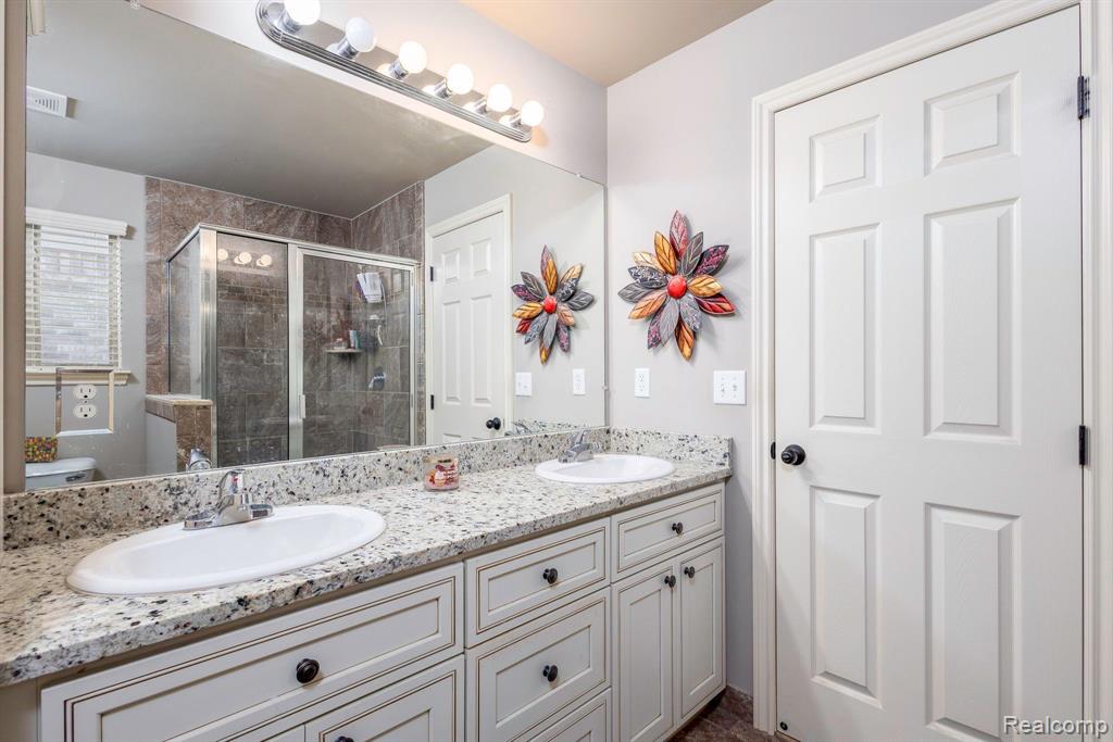 5687 GREGORY Drive, Utica, MI 48317 — Photo 19