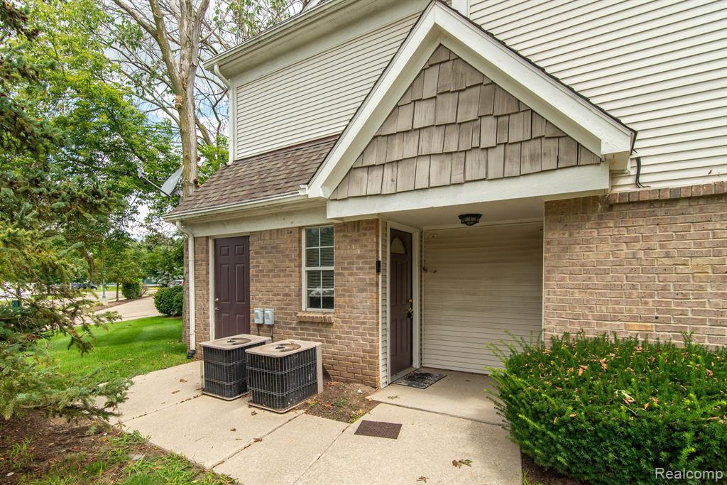 221 OAKBROOKE Drive, 5, South Lyon, MI 48178 — front exterior
