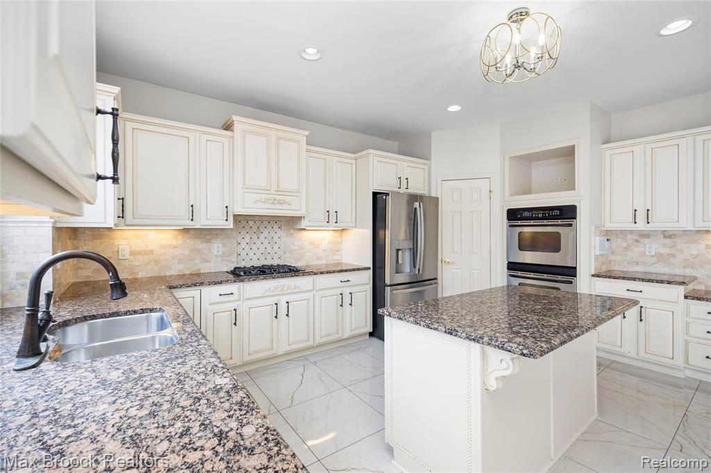 7083 Chatham Court, West Bloomfield, MI — Photo 19
