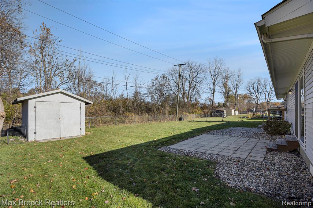 6604 Doyon Drive N, Waterford, MI 48327 — Photo 22