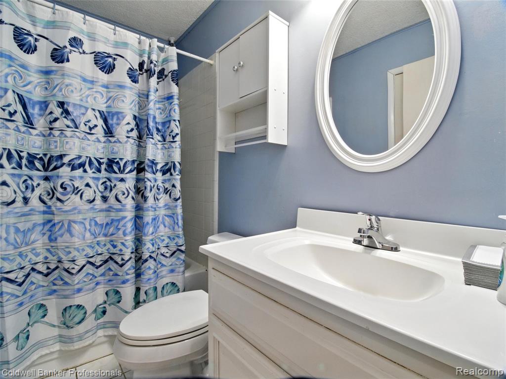 5728 Coach House Court, Waterford, MI 48327 — Photo 13